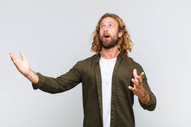 Sarışın adam opera yapıyor ya da konserde şarkı söylüyor. Romantik, sanatsal ve tutkulu.