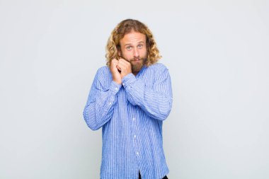 Sarışın bir adam aşık ve sevimli görünüyor. Sevimli ve mutlu. Romantik bir şekilde gülümsüyor.