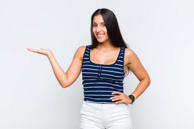 Genç kadın gülümsüyor, kendinden emin, başarılı ve mutlu hissediyor, fotokopi alanında fikir veya konsept gösteriyor.