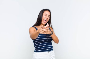 Genç bir kadın kendini mutlu, sakin, tatmin olmuş, rahat ve başarılı hissediyor. Kameraya bakıyor ve seni seçiyor.