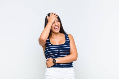 Genç bir kadın gülüyor ve alnına şaplak atıyor. Unuttum ya da aptalca bir hataydı. 