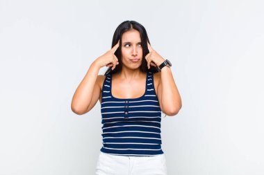 Genç bir kadın odaklanmış ve bir fikir üzerinde kafa yoruyor, bir meydan okumaya veya soruna bir çözüm hayal ediyor.