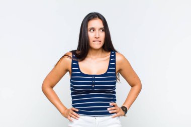 Genç bir kadın kendini cahil, kafası karışık ve hangi seçeneği seçeceği konusunda kararsız hissediyor.