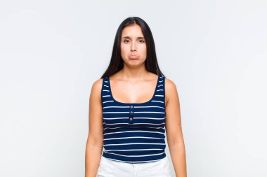 Genç bir kadın üzgün ve stresli, kötü bir sürpriz yüzünden üzgün, olumsuz, endişeli bir bakışla