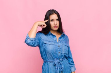 Genç bir kadın kafası karışık ve şaşkın hissediyor. Deli, deli ya da aklını kaçırmış olduğunu gösteriyor.