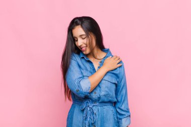 Genç bir kadın yorgun, stresli, endişeli, hayal kırıklığına uğramış ve depresif hissediyor. Sırtı ya da boynu ağrıyormuş.