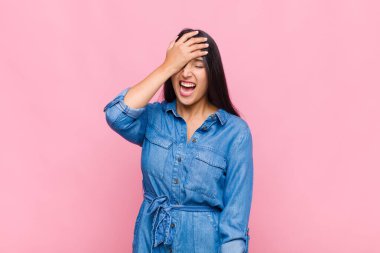 Genç bir kadın gülüyor ve alnına şaplak atıyor. Unuttum ya da aptalca bir hataydı. 