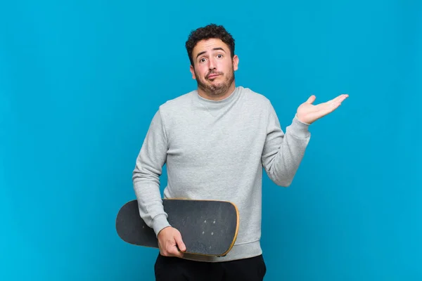 Joven Con Una Tabla Skate — Foto de Stock