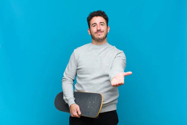 Junger Mann Mit Skateboard — Stockfoto