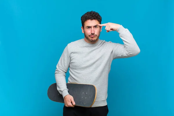 Junger Mann Mit Skateboard — Stockfoto