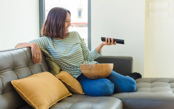 Joven Bonita Mujer Viendo Casa — Foto de Stock