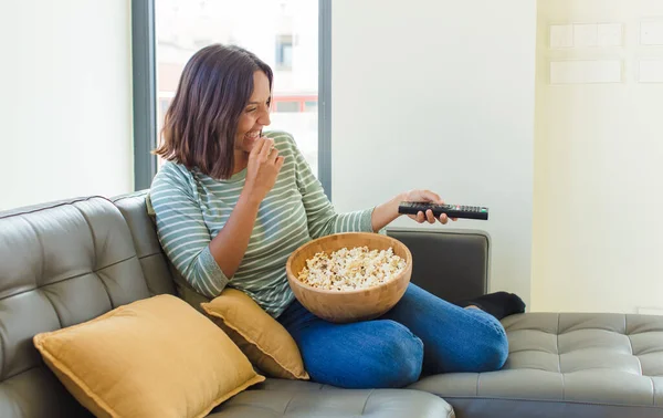 Joven Bonita Mujer Viendo Casa — Foto de Stock