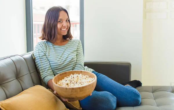 Jovem Mulher Bonita Assistindo Casa — Fotografia de Stock