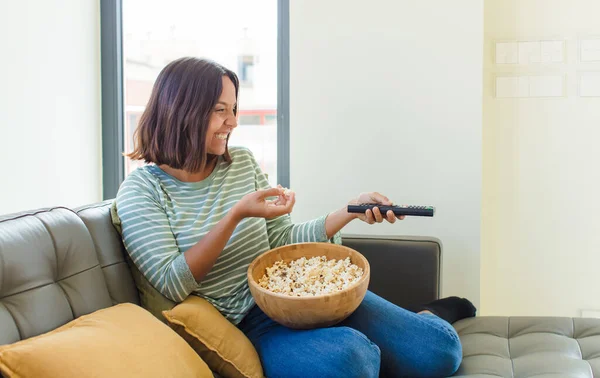 Joven Bonita Mujer Viendo Casa — Foto de Stock