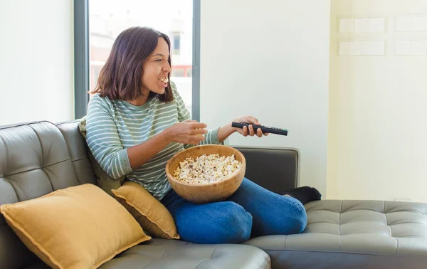 Joven Bonita Mujer Viendo Casa —  Fotos de Stock