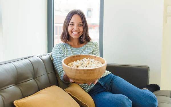 Junge Hübsche Frau Vor Dem Fernseher Hause — Stockfoto