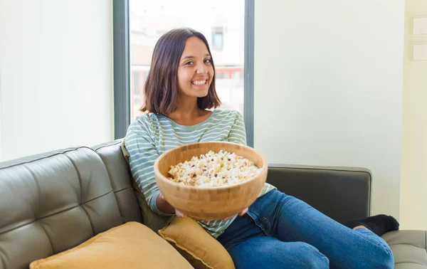 Junge Hübsche Frau Vor Dem Fernseher Hause — Stockfoto