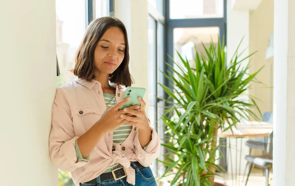 Ung Vacker Kvinna Använder Sin Telefon Hemma — Stockfoto