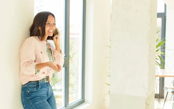 Joven Bonita Mujer Usando Teléfono Casa — Foto de Stock