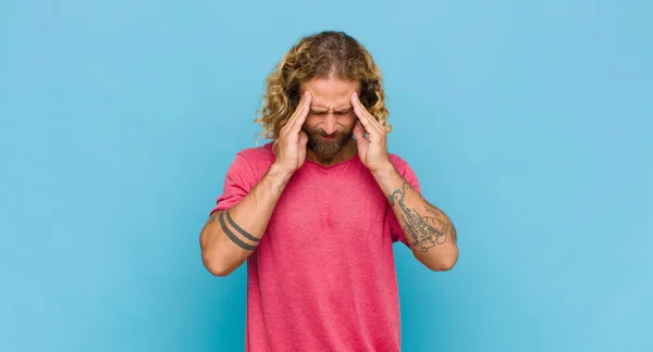 Uomo Biondo Che Sembra Stressato Frustrato Lavora Sotto Pressione Con — Foto Stock