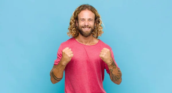 Homem Loiro Gritando Triunfalmente Rindo Sentindo Feliz Animado Celebrar Sucesso — Fotografia de Stock