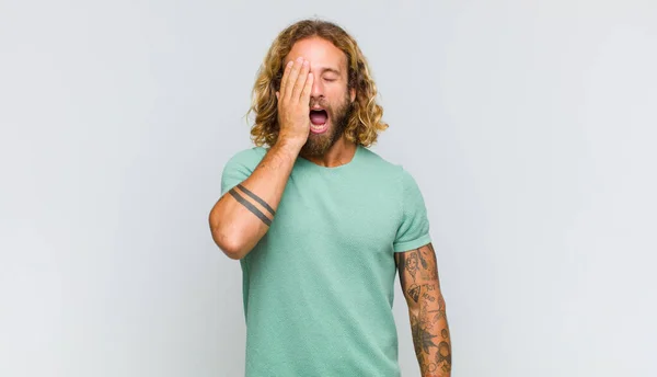 Hombre Rubio Que Parece Soñoliento Aburrido Bostezando Con Dolor Cabeza —  Fotos de Stock