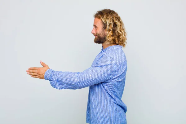 Uomo Biondo Sorridente Saluta Offre Una Stretta Mano Concludere Affare — Foto Stock