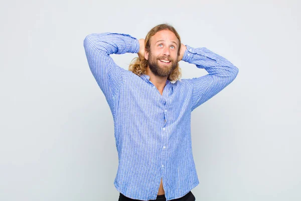 Blond Man Glimlachen Zich Ontspannen Tevreden Zorgeloos Positief Lachen Chillen — Stockfoto