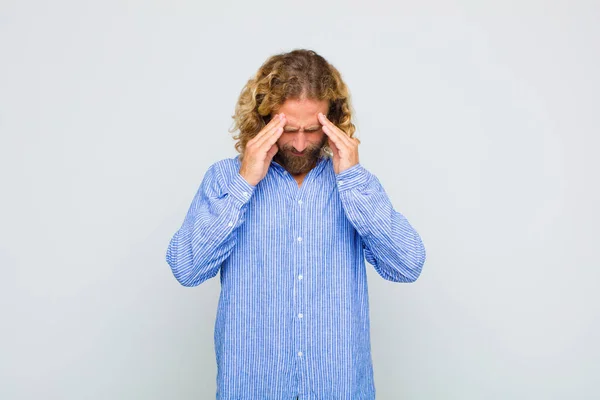 Sarışın Adam Stresli Hayal Kırıklığına Uğramış Görünüyor Baskı Altında Baş — Stok fotoğraf