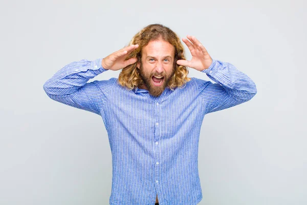 Blond Man Schreeuwen Paniek Woede Geschokt Doodsbang Woedend Met Handen — Stockfoto