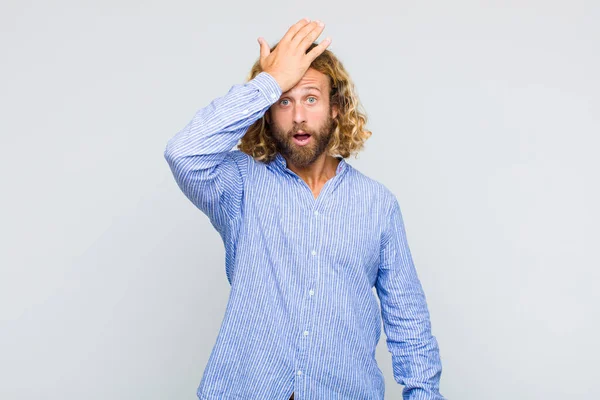 Blonde Man Raising Palm Forehead Thinking Oops Making Stupid Mistake — Stok fotoğraf