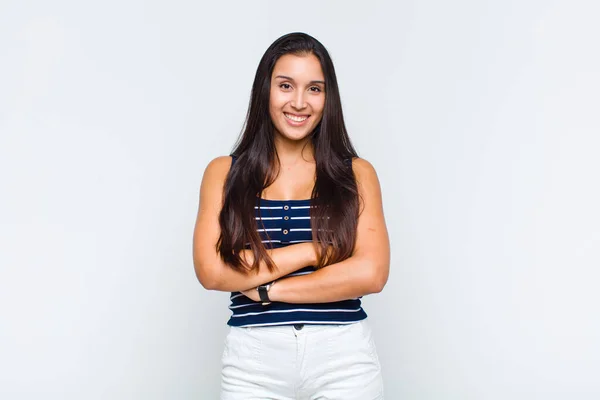 Jovem Sorrindo Para Câmera Com Braços Cruzados Uma Expressão Feliz — Fotografia de Stock