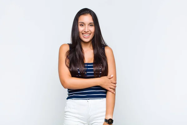 Jovem Mulher Rindo Tímida Alegre Com Uma Atitude Amigável Positiva — Fotografia de Stock