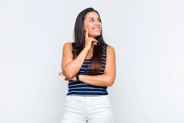 Giovane Donna Sorridente Felicemente Sognare Occhi Aperti Dubitare Guardando Una — Foto Stock