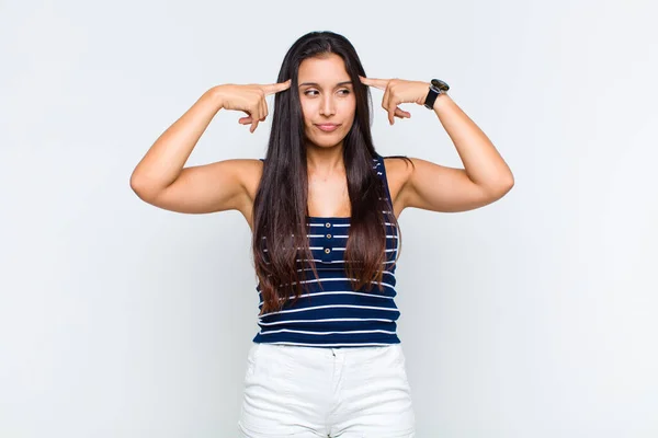 Jovem Mulher Sentindo Confusa Duvidosa Concentrando Uma Ideia Pensando Muito — Fotografia de Stock