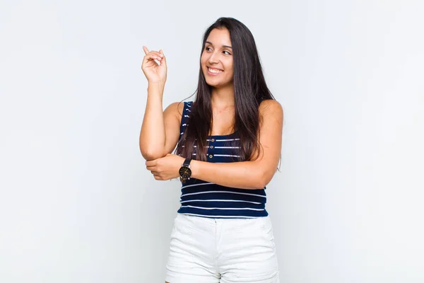 Junge Frau Lächelt Glücklich Und Schaut Zur Seite Fragt Sich — Stockfoto