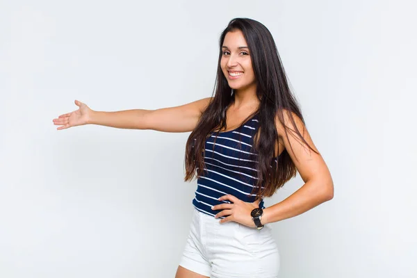 Jovem Mulher Sentindo Feliz Alegre Sorrindo Acolhendo Você Convidando Com — Fotografia de Stock