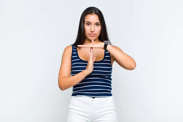 Jovem Mulher Olhando Sério Popa Irritado Descontente Fazendo Sinal Tempo — Fotografia de Stock