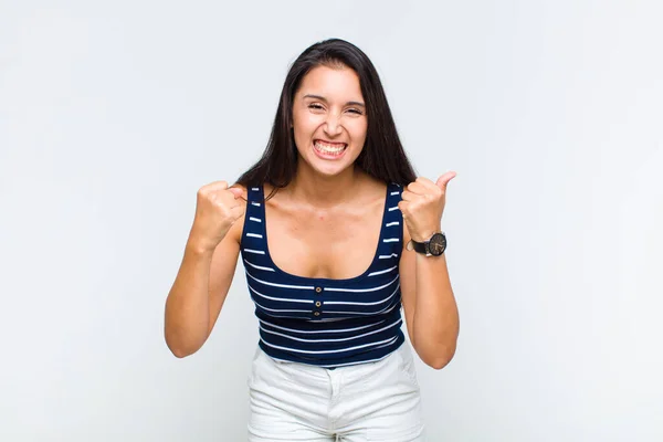 Junge Frau Schreit Aggressiv Mit Genervtem Frustriertem Wütendem Blick Und — Stockfoto