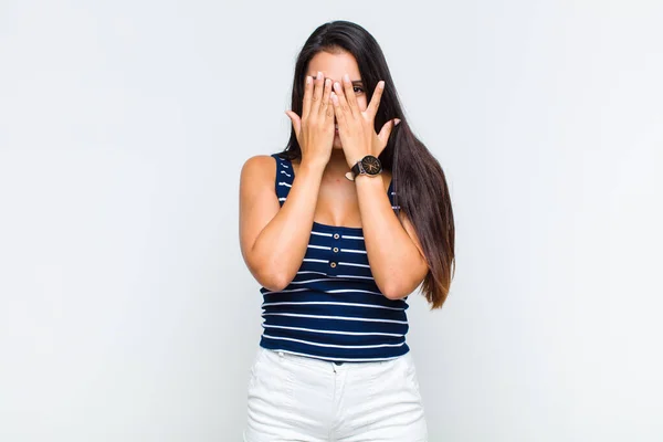Νεαρή Γυναίκα Που Καλύπτει Πρόσωπο Χέρια Κρυφοκοιτάζοντας Ανάμεσα Στα Δάχτυλα — Φωτογραφία Αρχείου