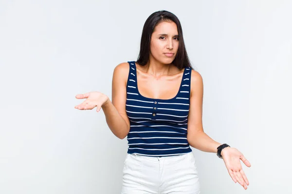 Ung Kvinna Ser Förbryllad Förvirrad Och Stressad Undrar Mellan Olika — Stockfoto