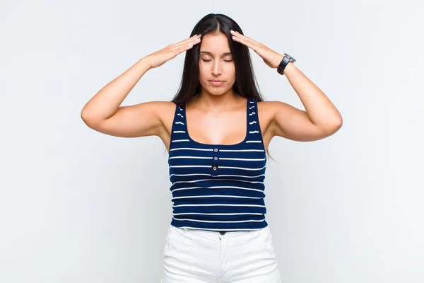 Young Woman Looking Concentrated Thoughtful Inspired Brainstorming Imagining Hands Forehead — Stock Photo, Image