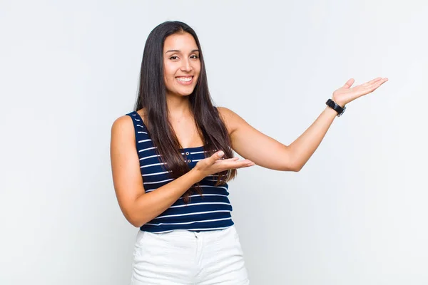 Ung Kvinna Ler Stolt Och Självsäkert Känner Sig Glad Och — Stockfoto