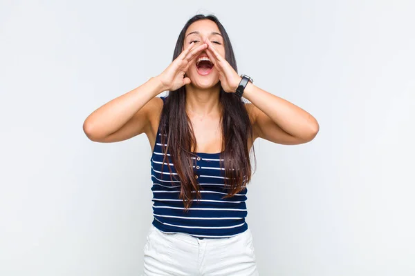 Jovem Sentindo Feliz Animado Positivo Dando Grande Grito Com Mãos — Fotografia de Stock