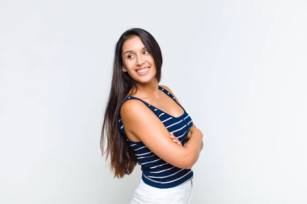 Jovem Sorrindo Alegremente Sentindo Feliz Satisfeito Relaxado Com Braços Cruzados — Fotografia de Stock