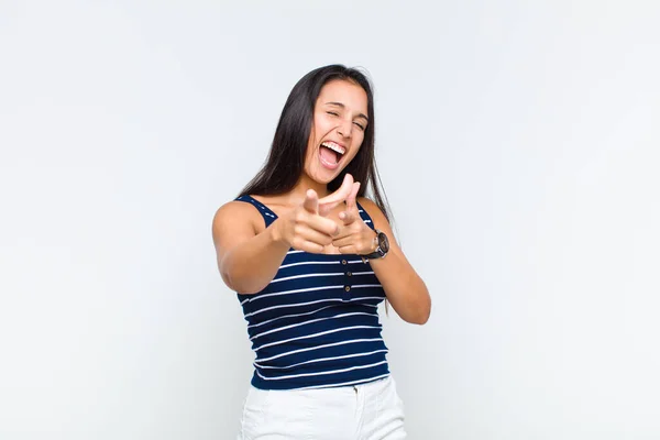 Ung Kvinna Känner Sig Glad Cool Nöjd Avslappnad Och Framgångsrik — Stockfoto