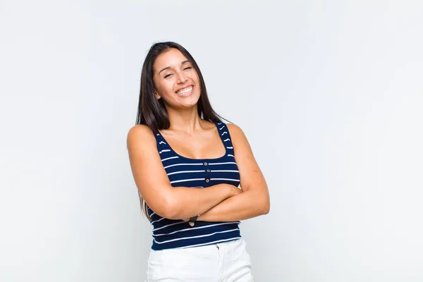 Jovem Rindo Feliz Com Braços Cruzados Com Uma Pose Relaxada — Fotografia de Stock