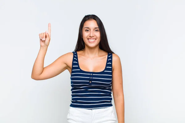 Giovane Donna Sorridente Allegramente Felicemente Indicando Verso Alto Con Una — Foto Stock