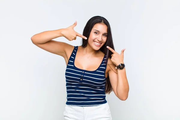 Junge Frau Lächelt Selbstbewusst Und Zeigt Auf Ihr Eigenes Breites — Stockfoto