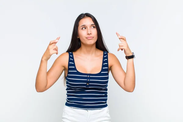 Junge Frau Drückt Ängstlich Die Daumen Und Hofft Mit Besorgtem — Stockfoto